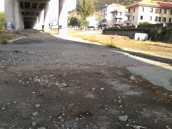 Ventimiglia: controllo e pulizia del territorio, bonificata l'area sotto il cavalcavia alle 'Gianchette' Ventimiglia: controllo e pulizia del territorio, bonificata l'area sotto il cavalcavia alle 'Gianchette'