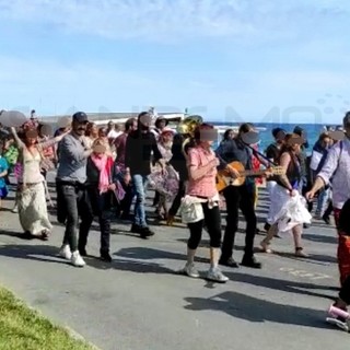 Bordighera: corteo, musica e balli senza mascherina sul lungomare e nessun controllo (Foto)