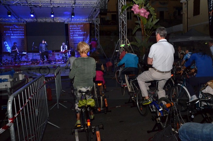 Sanremo: tanta gente sui pedali per 'alimentare' il concerto dei 'Tete de Bois', in bici anche Sindaco e Giunta
