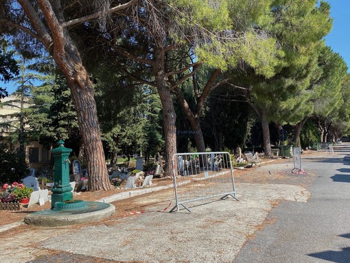 Sanremo: Cimitero di Valle Armea, accessi limitati per motivi di sicurezza: corridoio centrale per le visite Sanremo: Cimitero di Valle Armea, accessi limitati per motivi di sicurezza: corridoio centrale per le visite