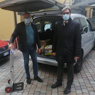 Coronavirus: aiuti del Rotary Club Sanremo all'Emporio solidale, fornita cancelleria per la scuola