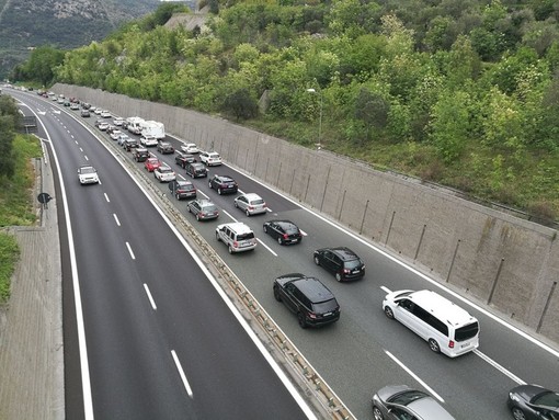 Prosegue il 'controesodo' del 1° maggio: code in diminuzione ma permangono i disagi nel savonese Prosegue il 'controesodo' del 1° maggio: code in diminuzione ma permangono i disagi nel savonese