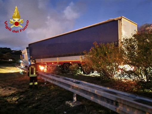 San Bartolomeo al Mare: camion fuoristrada sulla A10, nessun mezzo coinvolto e autista lievemente ferito (Foto)