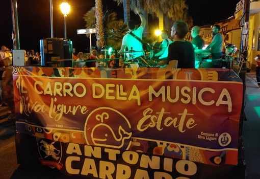 Riva Ligure: questa sera alle 21 i 'BluCobalto' si esibiranno sul 'Carro della Musica'