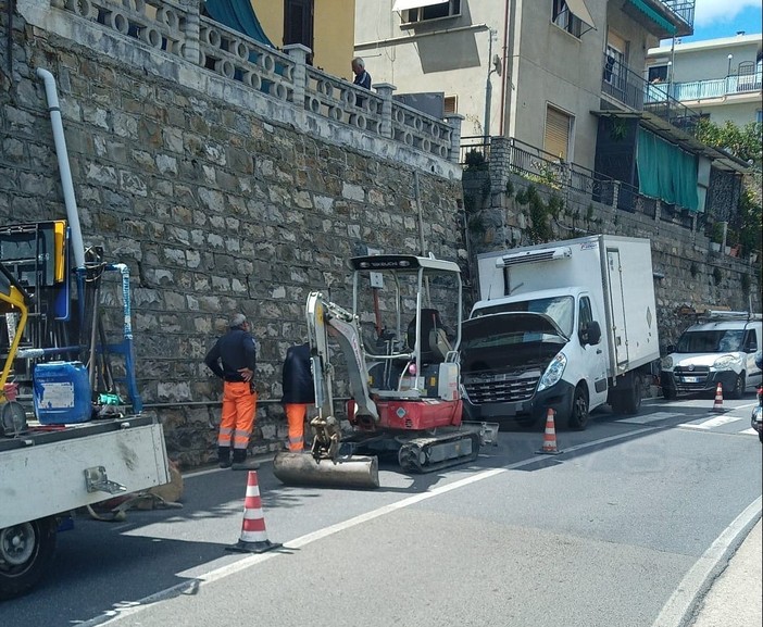 Sanremo: camion trancia tubi di gas, acqua ed Enel in via Pascoli, lavori in corso e riapertura ancora incerta (Foto) Sanremo: camion trancia tubi di gas, acqua ed Enel in via Pascoli, lavori in corso e riapertura ancora incerta (Foto)