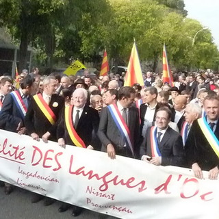 Arles: in migliaia per il futuro della lingua provenzale, grande manifestazione popolare per la lingua provenzale Arles: in migliaia per il futuro della lingua provenzale, grande manifestazione popolare per la lingua provenzale