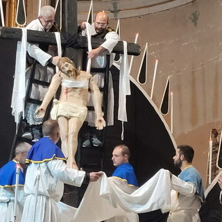 Calata di Cristo dalla Croce a Triora, il Venerdì Santo rinnova un rito medievale di fede e tradizione