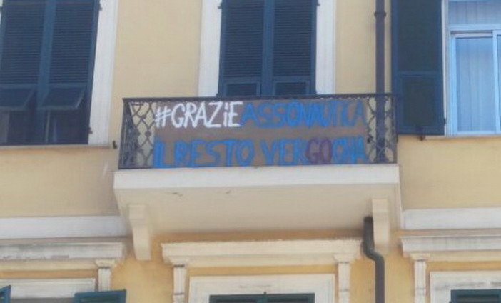 Imperia: bufera da giorni tra Assonautica e Go Imperia sul porto, striscione polemico in piazza Dante (Foto) Imperia: bufera da giorni tra Assonautica e Go Imperia sul porto, striscione polemico in piazza Dante (Foto)