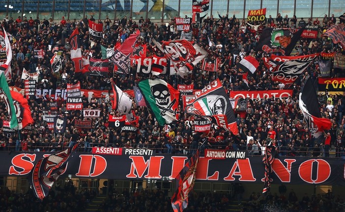 “Avete il ponte crollato”, Toti sugli insulti dei milanisti contro la Samp: “Cori vergognosi e squallidi, la Lega Serie A intervenga”