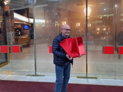 Il patron dell'Ariston, Walter Vacchino, mostra la ritrovata custodia del premio di Angelina Mango