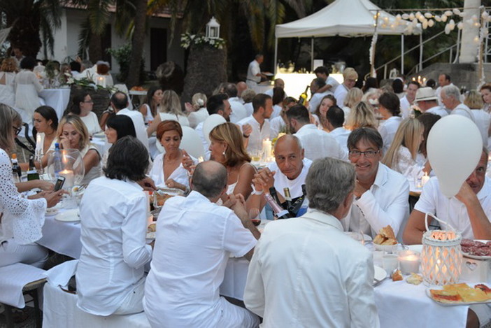 Bordighera: grande successo di partecipazione ieri a Villa Etelinda per la 'Cena in bianco' (Foto)