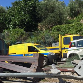 Pontedassio: Tir perde il carico di putrelle sulla Statale 28, senso unico alternato e traffico (Foto)