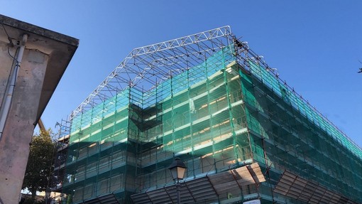 Sanremo: domani termineranno i lavori per la copertura provvisoria della scuola di Coldirodi (Foto) Sanremo: domani termineranno i lavori per la copertura provvisoria della scuola di Coldirodi (Foto)