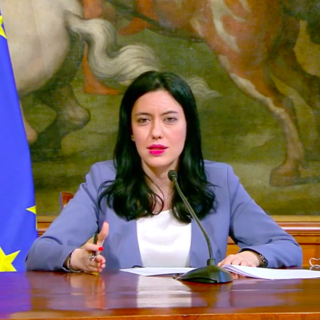 Scuola, il Ministro Azzolina conferma il rientro il 14 settembre, il Cts si riunisce il 19: al vaglio l'utilizzo delle mascherine