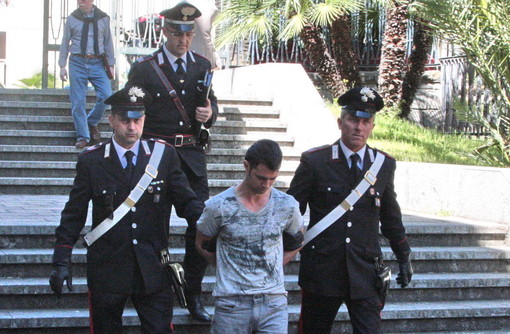Sanremo: arrestato ladro di profumi alla Coin, i carabinieri sequestrano valigetta 24 ore schermata Sanremo: arrestato ladro di profumi alla Coin, i carabinieri sequestrano valigetta 24 ore schermata