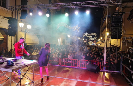 Ventimiglia: grande successo di partecipazione ieri sera per il Capodanno in piazza (Foto) Ventimiglia: grande successo di partecipazione ieri sera per il Capodanno in piazza (Foto)