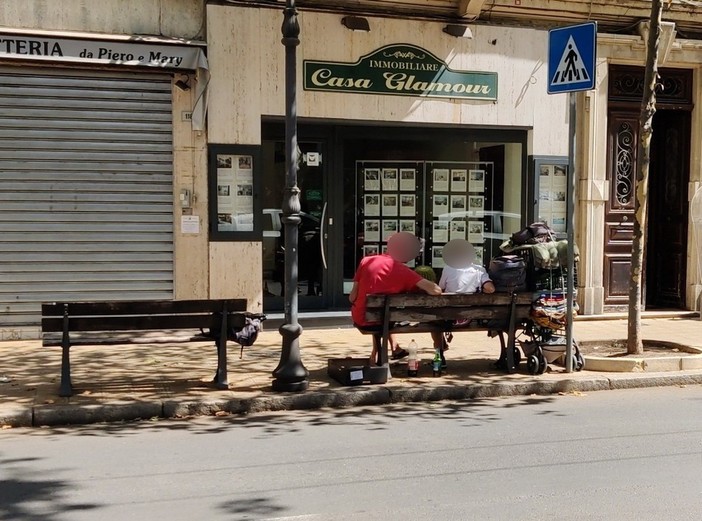 Sanremo: corso Garibaldi, una storia infinita. I commercianti "Scarsa pulizia, clochard e mancano le telecamere" (Video) Sanremo: corso Garibaldi, una storia infinita. I commercianti "Scarsa pulizia, clochard e mancano le telecamere" (Video)
