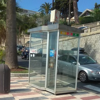 Smartphone, Whatsapp e Internet 'smantellano' le cabine del telefono: il 4 ottobre toccherà a quella di corso Imperatrice (Foto) Smartphone, Whatsapp e Internet 'smantellano' le cabine del telefono: il 4 ottobre toccherà a quella di corso Imperatrice (Foto)