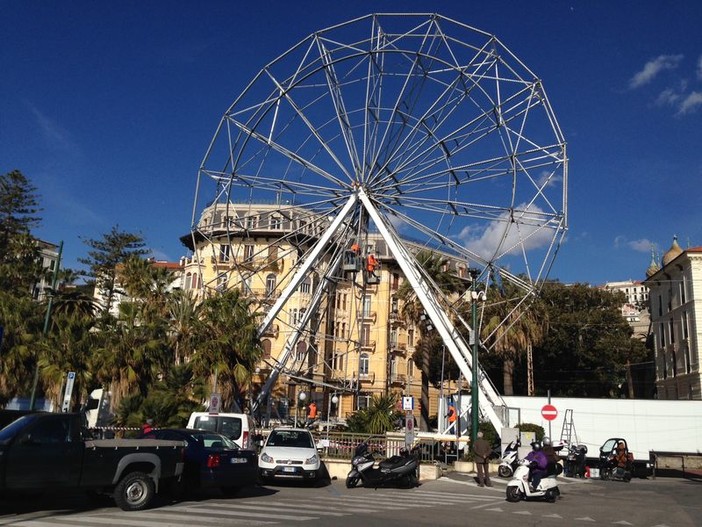 Sanremo: è iniziata la costruzione della ruota panoramica in piazzale Dapporto Sanremo: è iniziata la costruzione della ruota panoramica in piazzale Dapporto
