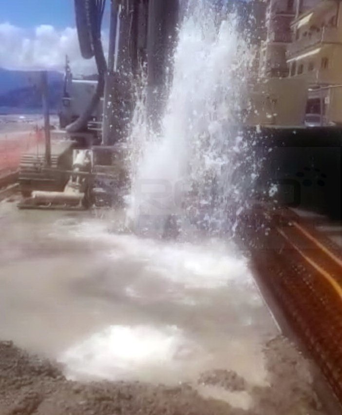 Ventimiglia: riparato il guasto provocato da una trivella, l'acqua tornerà regolarmente a sgorgare Ventimiglia: riparato il guasto provocato da una trivella, l'acqua tornerà regolarmente a sgorgare