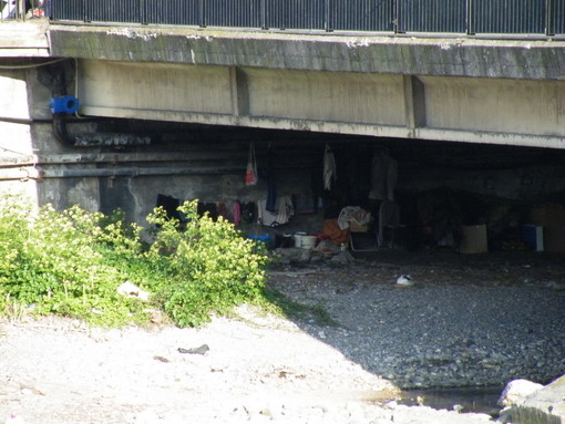 Imperia: clochard abita sotto un ponte, la foto-denuncia di un nostro lettore