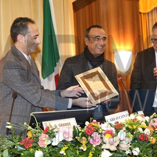 Carlo Conti consigliere comunale di Sanremo per una sera: consegnata la targa 'Amico della città' (Foto e Video) Carlo Conti consigliere comunale di Sanremo per una sera: consegnata la targa 'Amico della città' (Foto e Video)