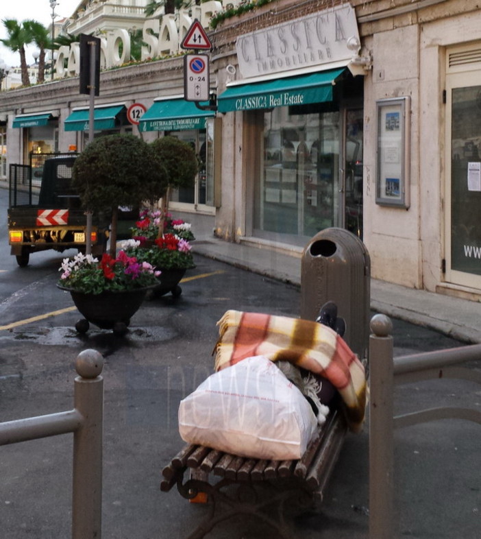 Sanremo: clochard dorme sulla panchina di fronte al Casinò, un lettore "Non è una novità!"
