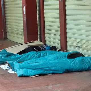 Ventimiglia: clochard e migranti dormono al mercato coperto, i commercianti chiedono la totale chiusura notturna (Foto)