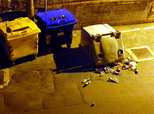 Sanremo: cassonetto rovesciato in via Val del Ponte, la mail e la foto di Alfredo Schiavi Sanremo: cassonetto rovesciato in via Val del Ponte, la mail e la foto di Alfredo Schiavi
