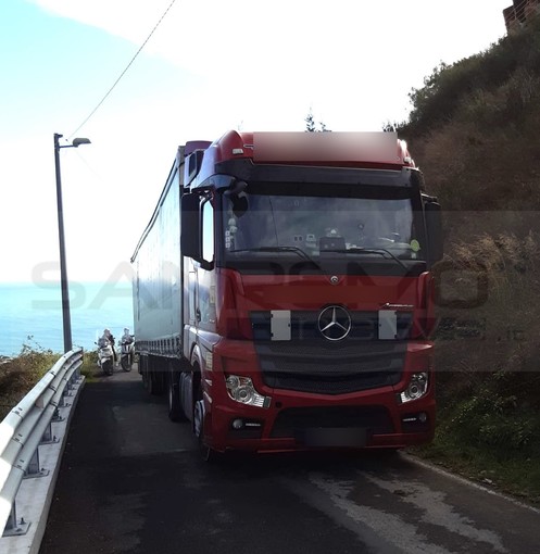 Sanremo: navigatore fa finire un camion estone in strada Monte Ortigara che è bloccata in entrambi i sensi (Foto)
