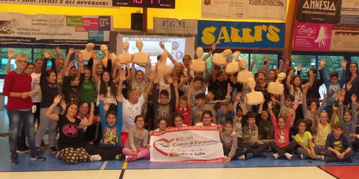 Corso Blsd per l'abilitazione all'uso del defibrillatore ieri pomeriggio al PalaRoya di Ventimiglia