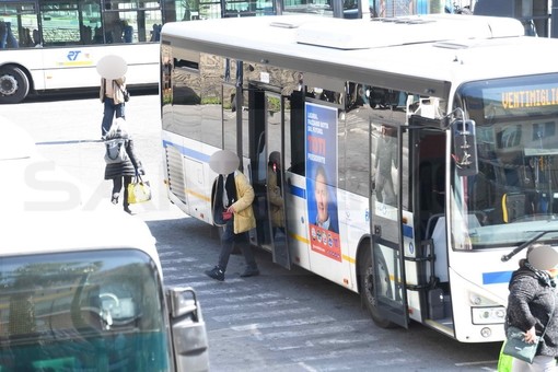 Sanremo: troppe persone alla stazione di piazza Colombo e sui bus, controlli della Guardia di Finanza (Foto)