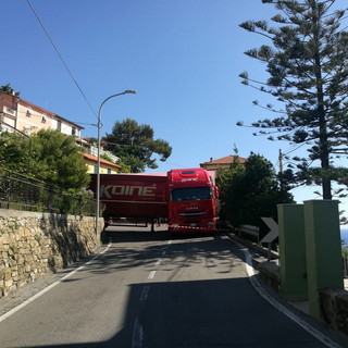 Sanremo: via Val D'Olivi chiusa per un Tir incastrato a ridosso della frazione di Poggio (Foto)