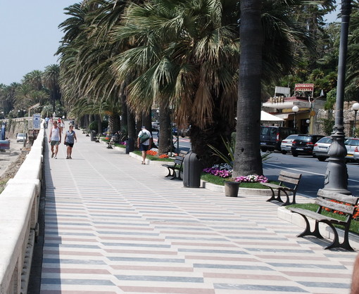 Sanremo: il gestore del chiosco bar su corso Imperatrice lamenta lo stato della zona Sanremo: il gestore del chiosco bar su corso Imperatrice lamenta lo stato della zona