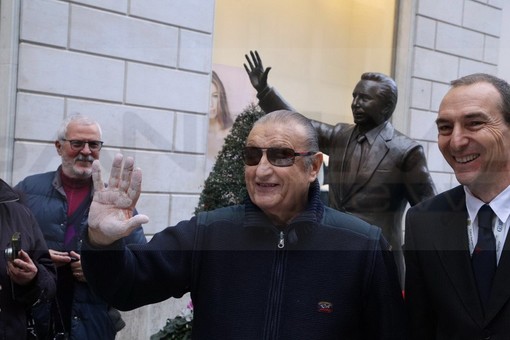 #Festival2016: Tony Renis a Sanremo per regalare il calco delle mani per il nuovo Museo del Festival #Festival2016: Tony Renis a Sanremo per regalare il calco delle mani per il nuovo Museo del Festival