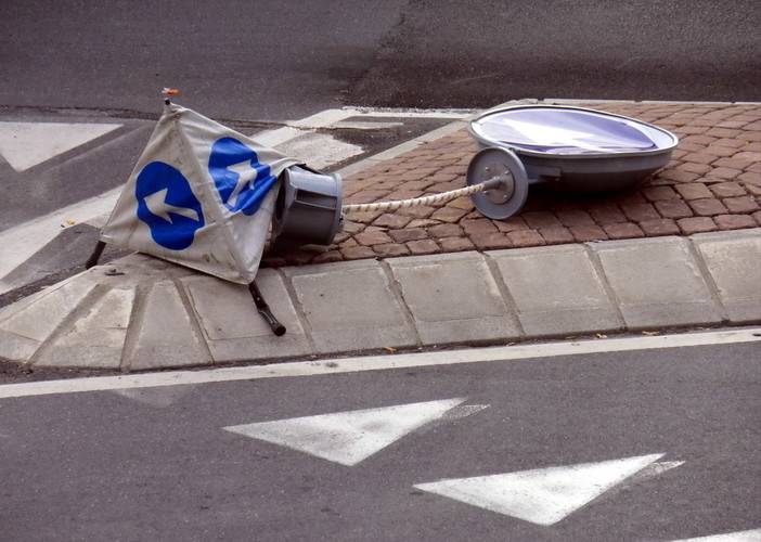 Imperia: viale Matteotti, cartello caduto e segnalazioni di auto in contro mano Imperia: viale Matteotti, cartello caduto e segnalazioni di auto in contro mano