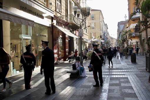 Si intensificano i controlli delle forze dell'ordine per far rispettare le normative anti Covid-19 in provincia Si intensificano i controlli delle forze dell'ordine per far rispettare le normative anti Covid-19 in provincia