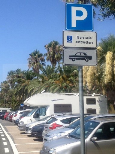 Sanremo: sconfitto il parcheggio selvaggio dei camper sulle strisce blu, ora eccolo su quelle 'bianche'