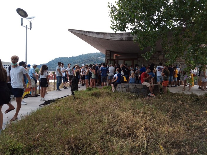 Camporosso: con l'effetto 'Green pass' circa 1.000 persone per fare il vaccino, lunedì torna la 'Open night' (Foto)