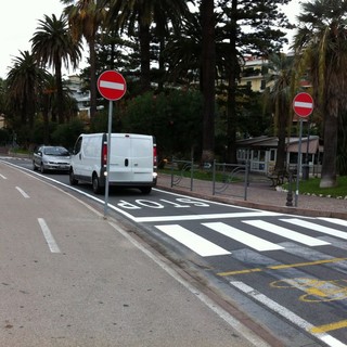 Sanremo: donna clochard aggredisce a pietrate una donna ed il suo cagnolino Sanremo: donna clochard aggredisce a pietrate una donna ed il suo cagnolino