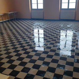 Ventimiglia: classe nella scuola della città alta allagata, polemica sui social. Risponde l'Amministrazione (Foto) Ventimiglia: classe nella scuola della città alta allagata, polemica sui social. Risponde l'Amministrazione (Foto)
