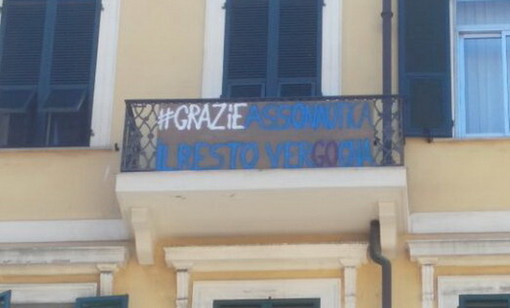 Imperia: bufera da giorni tra Assonautica e Go Imperia sul porto, striscione polemico in piazza Dante (Foto) Imperia: bufera da giorni tra Assonautica e Go Imperia sul porto, striscione polemico in piazza Dante (Foto)