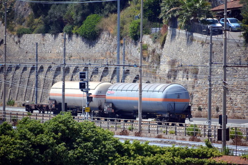 Ventimiglia: lieve ritardo nelle operazioni di travaso della cisterna, i treni dovrebbero riprendere verso le 10