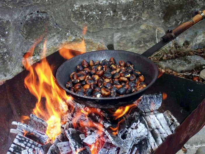 Domenica tornerà la tradizionale Festa de Rustìe a Ceriana: musica e cibo rigorosamente a base di castagne