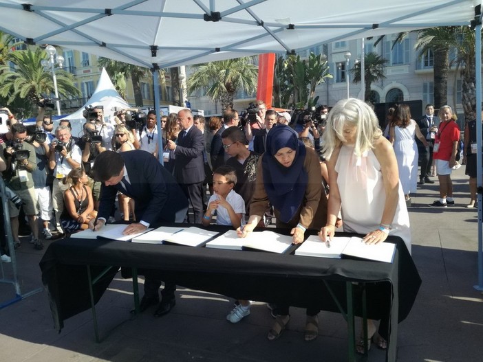 Nizza: iniziate con la posa delle mattonelle le cerimonie del ricordo, la Polizia 'rinforza' il confine (Foto e Video) Nizza: iniziate con la posa delle mattonelle le cerimonie del ricordo, la Polizia 'rinforza' il confine (Foto e Video)