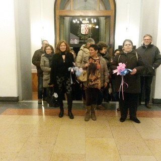 Imperia: è iniziato il Consiglio Comunale contro la chiusura di ostetricia e pediatria. La Sala Consiglio "invasa" dai cittadini