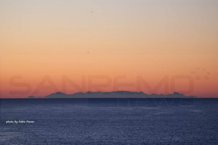 Con il freddo ed il cielo terso questa mattina la Corsica era visibile dalla nostra provincia Con il freddo ed il cielo terso questa mattina la Corsica era visibile dalla nostra provincia