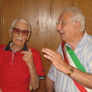 Il 'centenario' Carlo Evolani insieme al Sindaco Crespi Il 'centenario' Carlo Evolani insieme al Sindaco Crespi