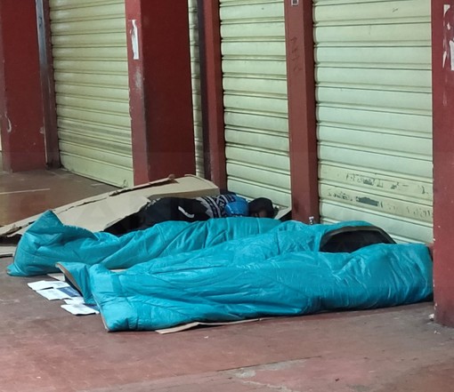 Ventimiglia: clochard e migranti dormono al mercato coperto, i commercianti chiedono la totale chiusura notturna (Foto)