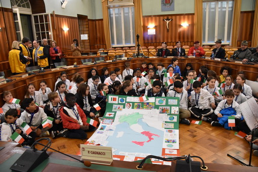 Sanremo: oltre 250 alunni delle Elementari alla cerimonia di consegna del Tricolore e della Costituzione (Foto e Video)